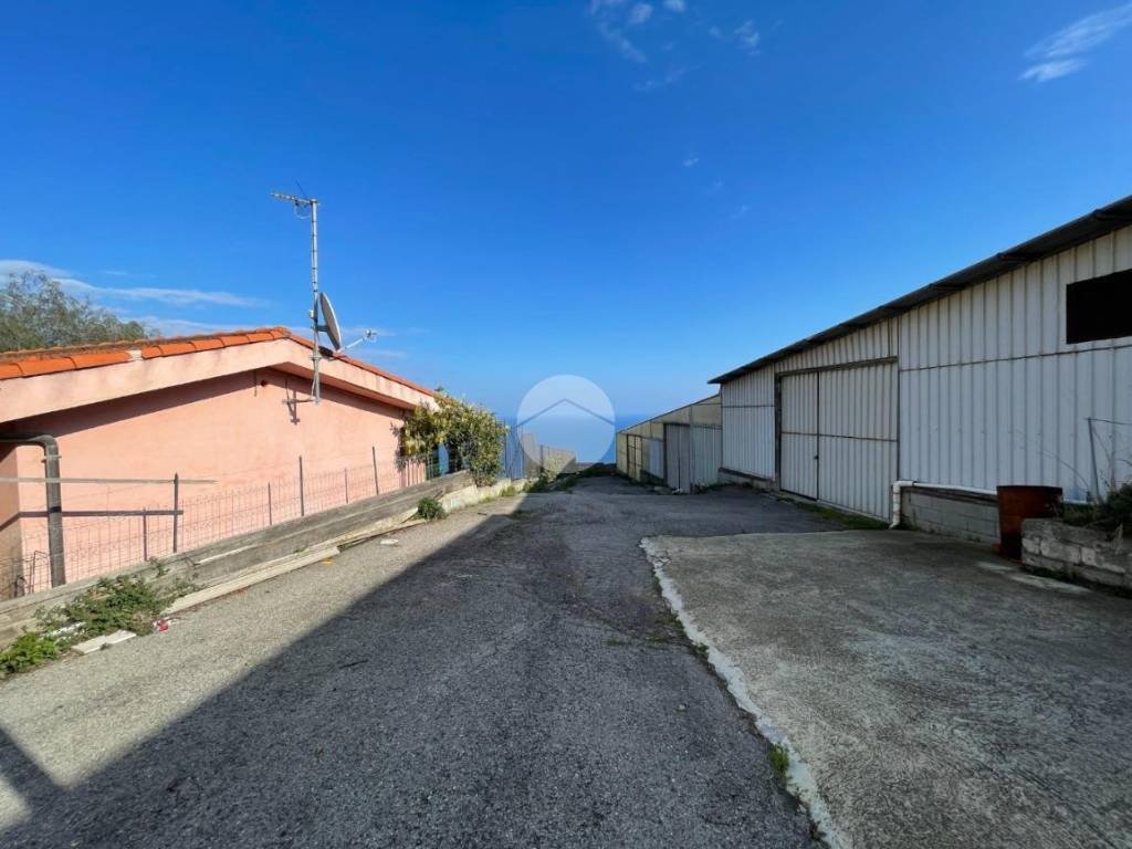 locale di sgombero in vendita a Sanremo in zona Coldirodi