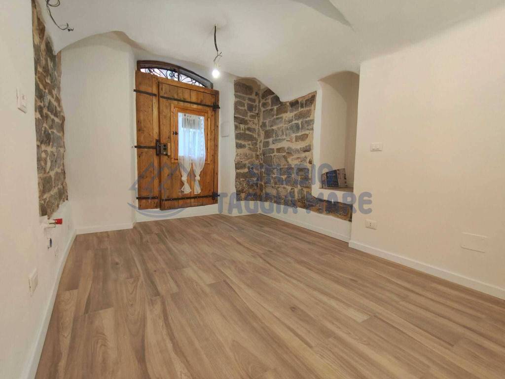 locale commerciale in vendita a Sanremo