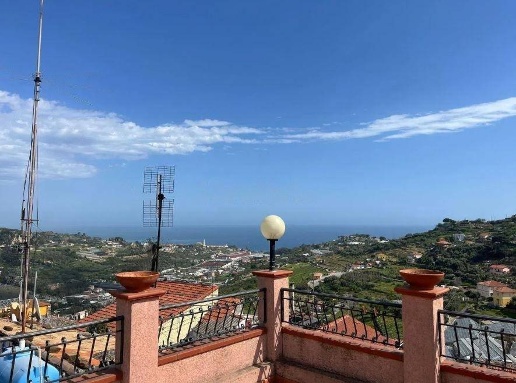 casa indipendente in vendita a Sanremo in zona Poggio