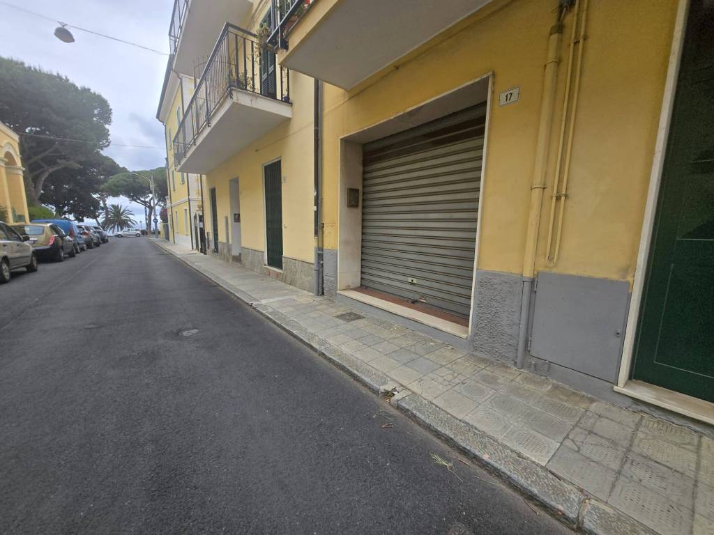 negozio in vendita a Sanremo in zona Bussana
