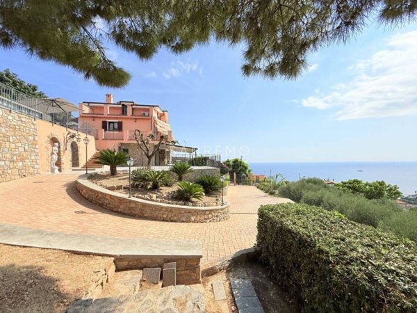 casa indipendente in vendita a Sanremo in zona Bussana