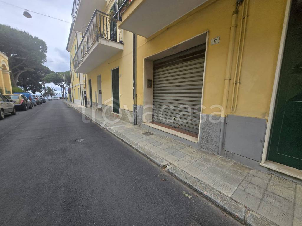 negozio in vendita a Sanremo in zona Bussana