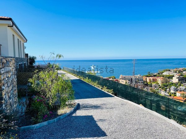 casa indipendente in vendita a Sanremo in zona Poggio