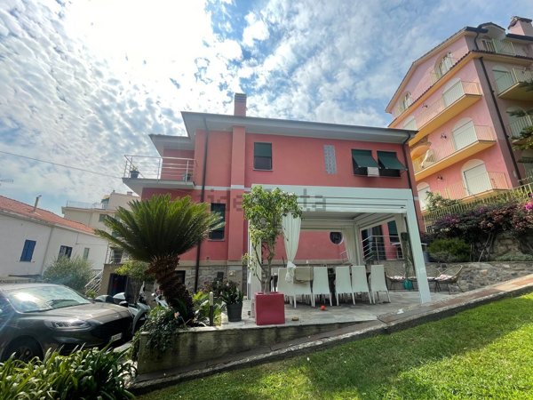 casa indipendente in vendita a Sanremo in zona Poggio