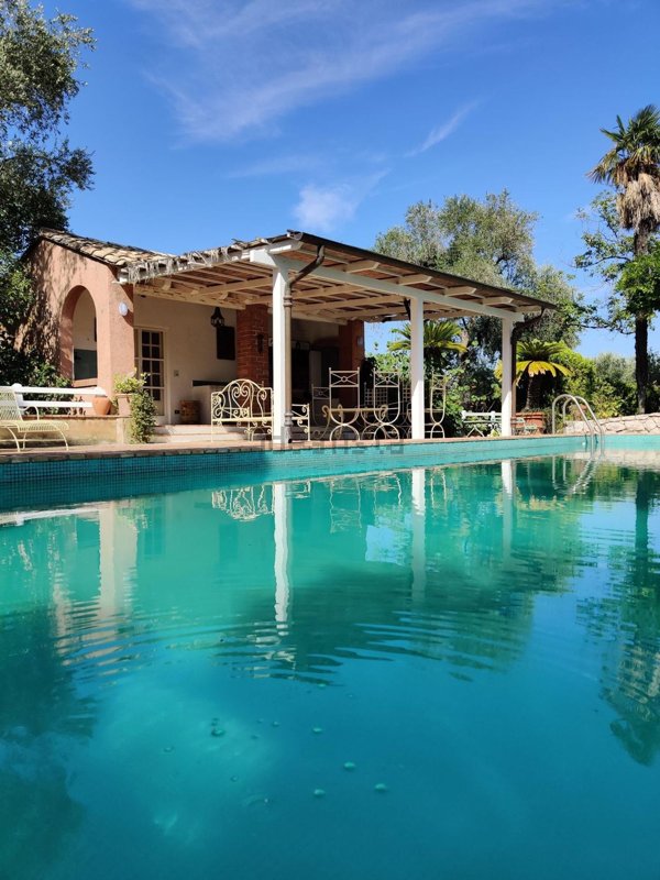 casa indipendente in vendita a Sanremo in zona Bussana