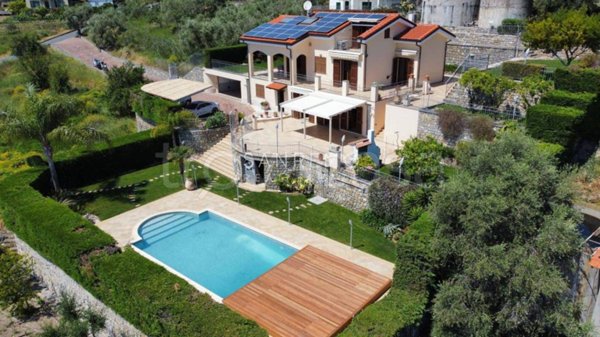 casa indipendente in vendita a Sanremo in zona Coldirodi