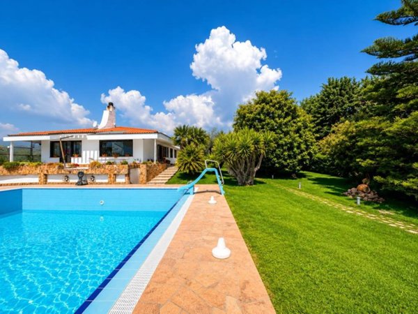 casa indipendente in vendita a Sanremo in zona Poggio