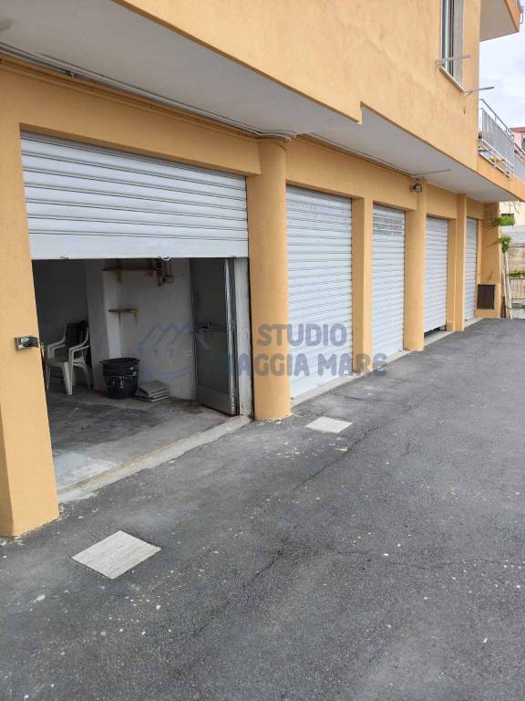 locale commerciale in vendita a Sanremo in zona Poggio