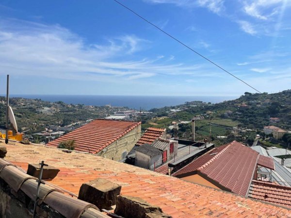 casa indipendente in vendita a Sanremo in zona Poggio