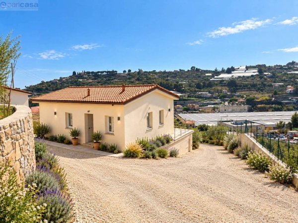 casa indipendente in vendita a Sanremo in zona Bussana