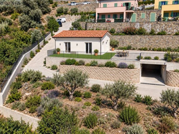 casa indipendente in vendita a Sanremo in zona Bussana Vecchia