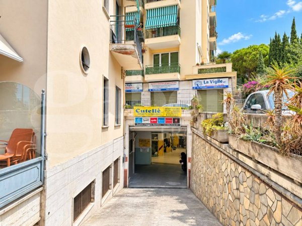locale commerciale in vendita a Sanremo