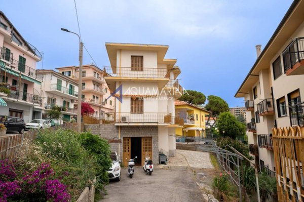 casa indipendente in vendita a Santo Stefano al Mare