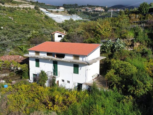 casa indipendente in vendita a Santo Stefano al Mare