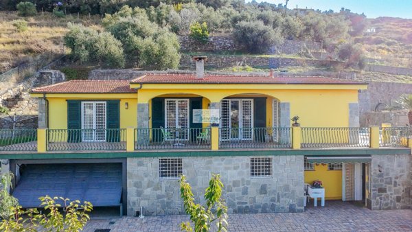 casa indipendente in vendita a Santo Stefano al Mare