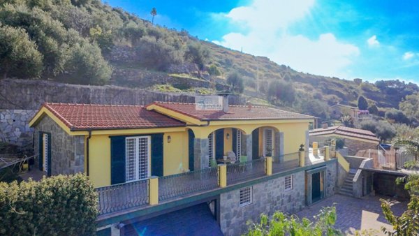 casa indipendente in vendita a Santo Stefano al Mare