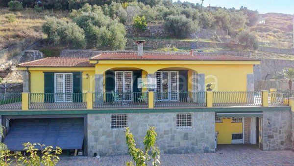 casa indipendente in vendita a Santo Stefano al Mare