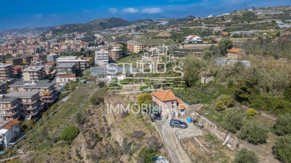casa indipendente in vendita a Santo Stefano al Mare