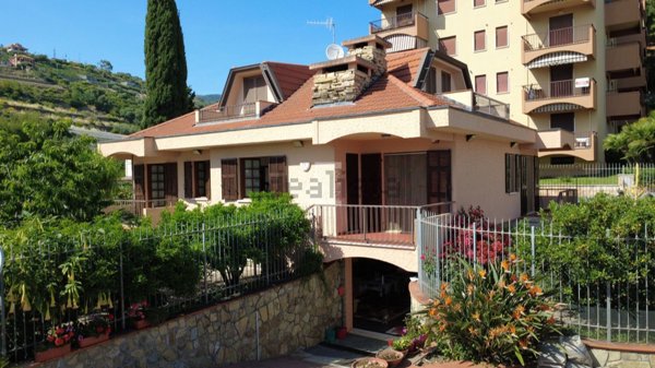 casa indipendente in vendita a Santo Stefano al Mare