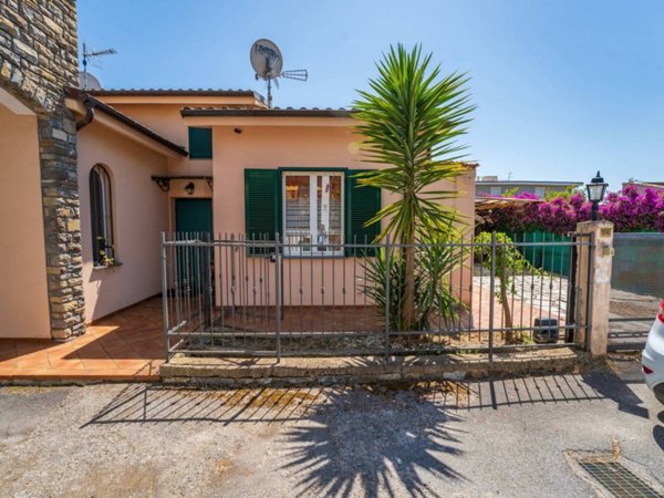 casa indipendente in vendita a Santo Stefano al Mare