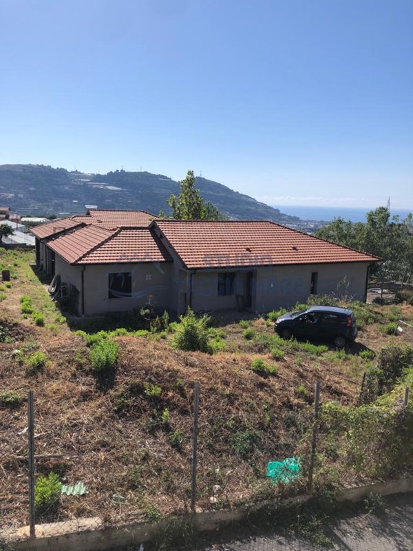villa in vendita a Taggia in zona Arma di Taggia
