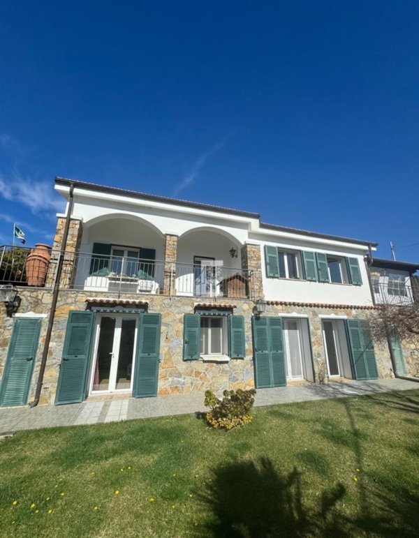 casa indipendente in vendita a Taggia