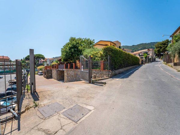 locale commerciale in vendita a Taggia