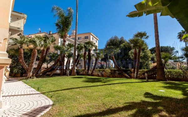 villa in vendita a Taggia in zona Arma di Taggia