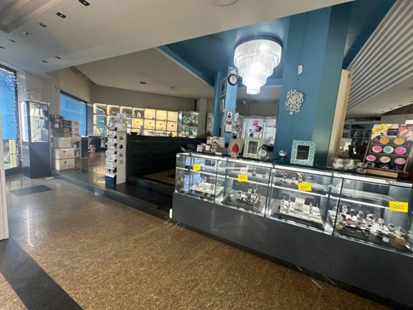 negozio in vendita a Taggia in zona Arma di Taggia