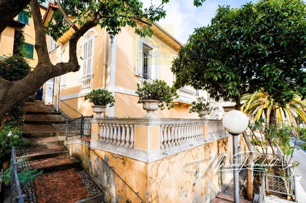 casa indipendente in vendita a Taggia