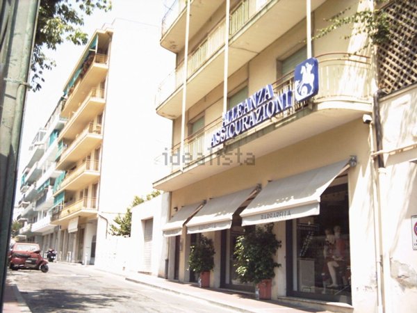 locale commerciale in vendita a Taggia in zona Arma di Taggia