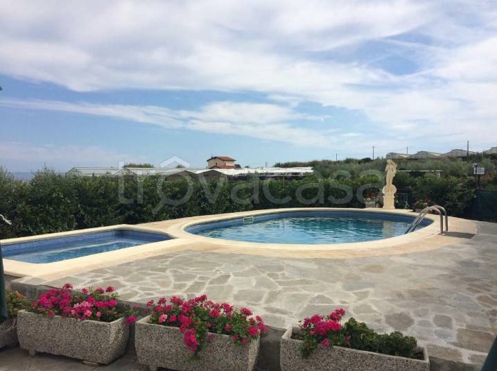 casa indipendente in vendita a Taggia in zona Arma di Taggia
