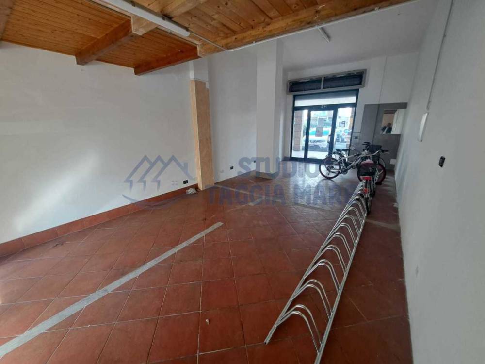 negozio in vendita a Taggia in zona Arma di Taggia