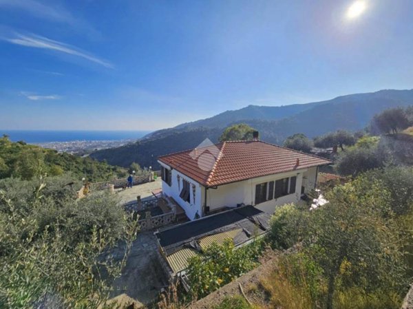 casa indipendente in vendita a Taggia