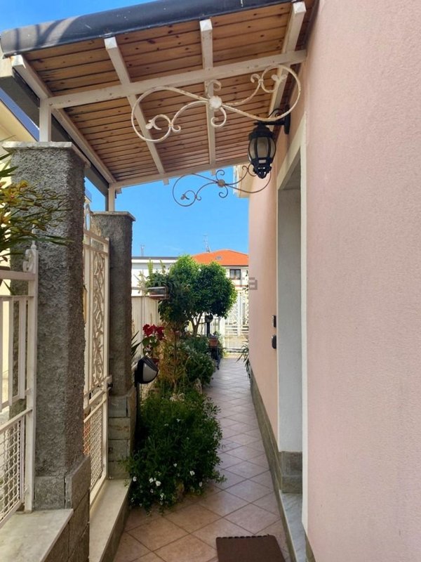 casa indipendente in vendita a Taggia in zona Arma di Taggia