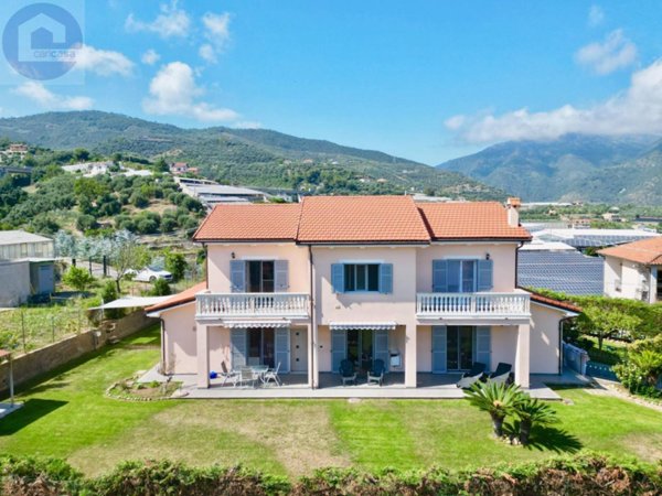 casa indipendente in vendita a Taggia in zona Arma di Taggia