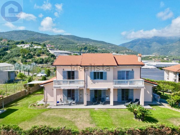 casa indipendente in vendita a Taggia in zona Arma di Taggia