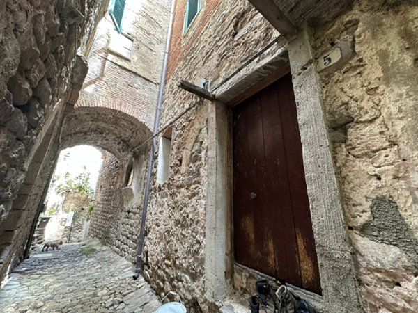 locale di sgombero in vendita a Taggia
