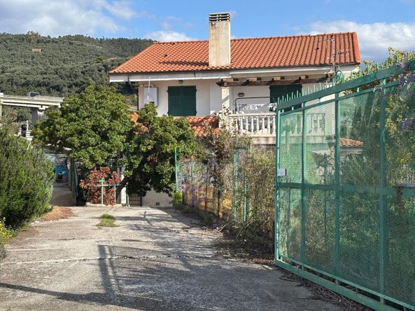 casa indipendente in vendita a Taggia