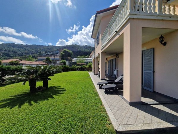 casa indipendente in vendita a Taggia in zona Arma di Taggia