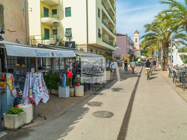negozio in vendita a Taggia in zona Arma di Taggia