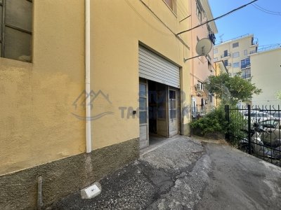 locale di sgombero in vendita a Taggia in zona Arma di Taggia