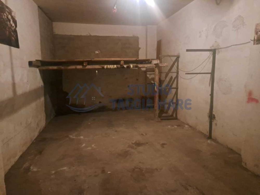 locale di sgombero in vendita a Taggia in zona Arma di Taggia