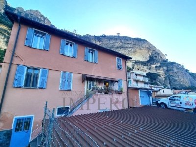 casa semindipendente in vendita a Taggia