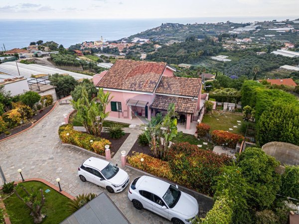 casa indipendente in vendita a Taggia in zona Arma di Taggia