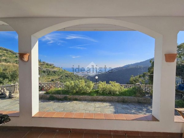 casa indipendente in vendita a Taggia