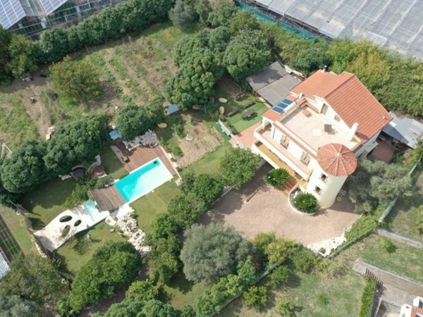 intera palazzina in vendita a Taggia in zona Arma di Taggia