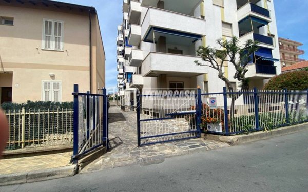 negozio in vendita a Taggia in zona Arma di Taggia