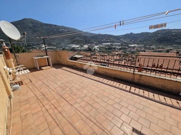 casa indipendente in vendita a Taggia