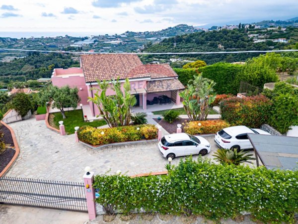 casa indipendente in vendita a Taggia in zona Arma di Taggia